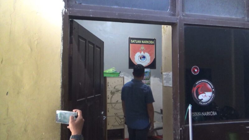 Kaur Bin Ops (KBO) Satnarkoba Polres Parepare, Iptu. Amiruddin saat mengunjungi warga yang ditahan karena terlibat Narkoba