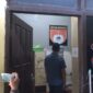 Kaur Bin Ops (KBO) Satnarkoba Polres Parepare, Iptu. Amiruddin saat mengunjungi warga yang ditahan karena terlibat Narkoba