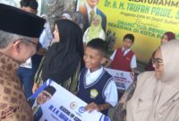 anggota komisi II DPR RI HM. Taufan Pawe, menyerahkan beasiswa PIP aspirasi di rumah rakyat partai Golkar kota Parpare