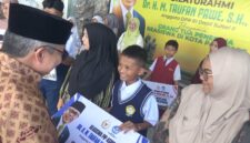 anggota komisi II DPR RI HM. Taufan Pawe, menyerahkan beasiswa PIP aspirasi di rumah rakyat partai Golkar kota Parpare