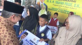 anggota komisi II DPR RI HM. Taufan Pawe, menyerahkan beasiswa PIP aspirasi di rumah rakyat partai Golkar kota Parpare