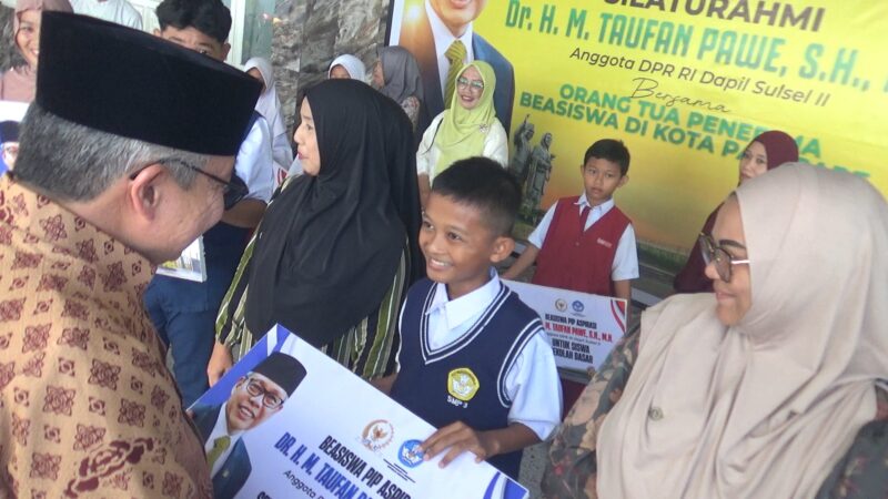 anggota komisi II DPR RI HM. Taufan Pawe, menyerahkan beasiswa PIP aspirasi di rumah rakyat partai Golkar kota Parpare