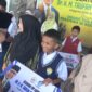 anggota komisi II DPR RI HM. Taufan Pawe, menyerahkan beasiswa PIP aspirasi di rumah rakyat partai Golkar kota Parpare