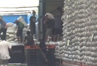 Suasana bongkar muat beras di gudang Bulog Cabang Parepare, Sulsel