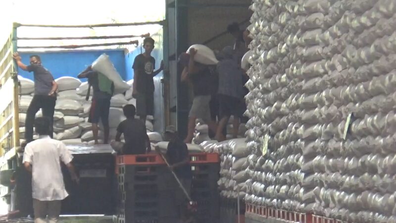 Suasana bongkar muat beras di gudang Bulog Cabang Parepare, Sulsel