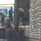Suasana bongkar muat beras di gudang Bulog Cabang Parepare, Sulsel