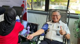 Staf Lapas kelas IIA Parepare saat mendonorkan darahnya dalam rangka memperingati hari Bakti Pemasyarakatan ke-62