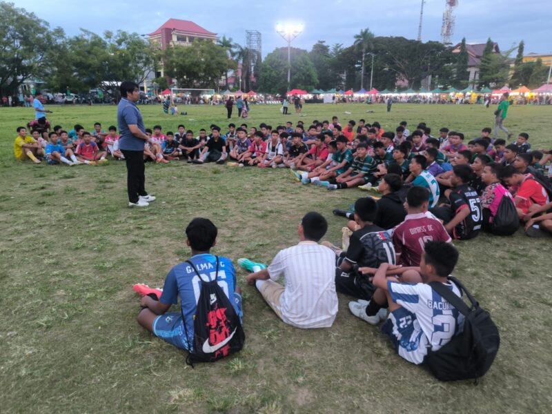 Para peserta seleksi saat menerima pengarahan dari panitia di lapangan Andi Makkasau kota Parepare, Sulsel