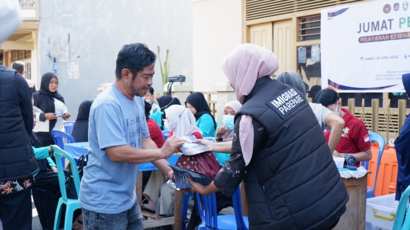 Petugas Imigrasi kelas II TPI Parepare menyerahkan bingkisan kepada salah satu peserta Jumat Peduli