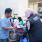 Petugas Imigrasi kelas II TPI Parepare menyerahkan bingkisan kepada salah satu peserta Jumat Peduli