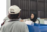 Petugas Imigrasi kelas II TPI Parepare sedang melayani pemohon