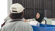 Petugas Imigrasi kelas II TPI Parepare sedang melayani pemohon