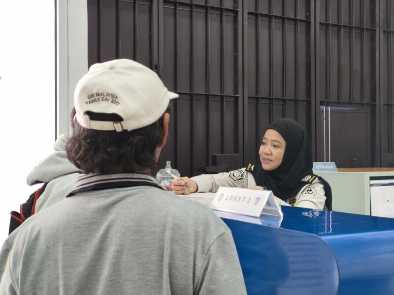 Petugas Imigrasi kelas II TPI Parepare sedang melayani pemohon