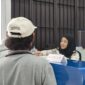 Petugas Imigrasi kelas II TPI Parepare sedang melayani pemohon