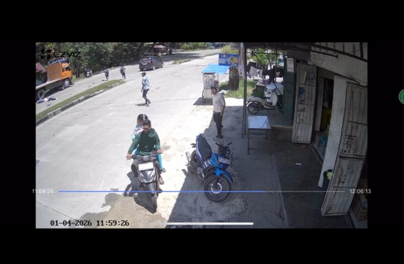 Tangkapan layar rekaman CCTV saat terjadi detik-detik kecelakaan