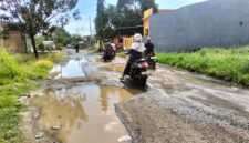 Kondisi jalan di perkampungan Tegal kota Parepare, yang semakin parah