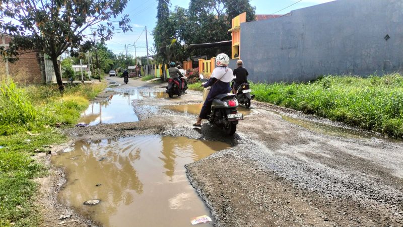 Kondisi jalan di perkampungan Tegal kota Parepare, yang semakin parah