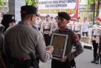 Kapolres Akbp Indra Waspada Yuda memberikan tanda silang terhadap foto Briptu inisial AZ yang gambar wajahnya diblur dilakukan PTDH 