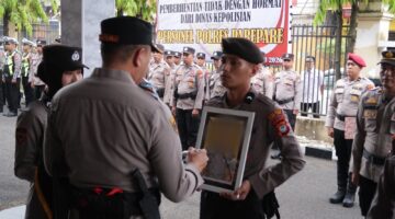 Kapolres Akbp Indra Waspada Yuda memberikan tanda silang terhadap foto Briptu inisial AZ yang gambar wajahnya diblur dilakukan PTDH 
