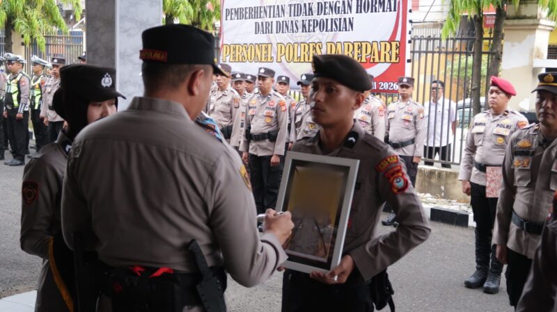 Kapolres Akbp Indra Waspada Yuda memberikan tanda silang terhadap foto Briptu inisial AZ yang gambar wajahnya diblur dilakukan PTDH 