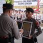 Kapolres Akbp Indra Waspada Yuda memberikan tanda silang terhadap foto Briptu inisial AZ yang gambar wajahnya diblur dilakukan PTDH 