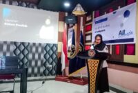 Kepala seksi Tekhnologi Informasi dan keimigrasian, Hijrana Rahim, saat menyampaikan laporan pelaksanaan sosialisasi  