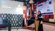 Kepala seksi Tekhnologi Informasi dan keimigrasian, Hijrana Rahim, saat menyampaikan laporan pelaksanaan sosialisasi  