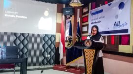 Kepala seksi Tekhnologi Informasi dan keimigrasian, Hijrana Rahim, saat menyampaikan laporan pelaksanaan sosialisasi  