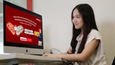 IndiHome Ultra Mesh Wi‑Fi_1-4: Telkomsel menghadirkan IndiHome Ultra Mesh Wi‑Fi, sebagai solusi Wi‑Fi berteknologi “mesh” yang membantu memperluas jangkauan Wi‑Fi agar lebih merata di berbagai ruangan, terutama pada hunian banyak sekat dan kamar. Tersedia harga paket mulai dari Rp285.000/bulan, serta Add‑On Rp35.000/bulan per perangkat (belum termasuk PPN) untuk pelanggan aktif