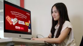 IndiHome Ultra Mesh Wi‑Fi_1-4: Telkomsel menghadirkan IndiHome Ultra Mesh Wi‑Fi, sebagai solusi Wi‑Fi berteknologi “mesh” yang membantu memperluas jangkauan Wi‑Fi agar lebih merata di berbagai ruangan, terutama pada hunian banyak sekat dan kamar. Tersedia harga paket mulai dari Rp285.000/bulan, serta Add‑On Rp35.000/bulan per perangkat (belum termasuk PPN) untuk pelanggan aktif