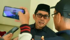 Anggota Komisi D DPRD Makassar, Muchlis Misbah, saat diwawancarai awak media usai mengikuti Rapat Paripurna di Balai Kota Makassar, Senin, 20 April 2026