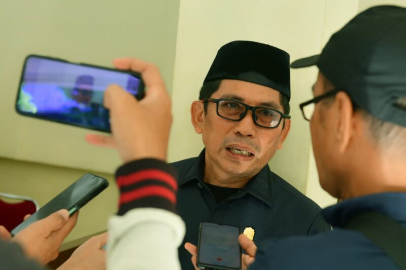 Anggota Komisi D DPRD Makassar, Muchlis Misbah, saat diwawancarai awak media usai mengikuti Rapat Paripurna di Balai Kota Makassar, Senin, 20 April 2026