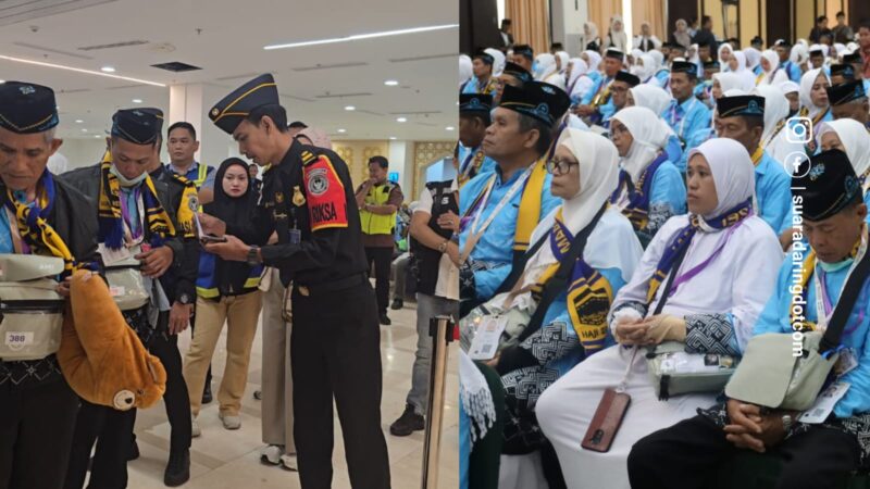 Seorang petugas Imigrasi memberikan pelayanan kepada Jamaah Calon Haji (JCH) terkait dengan Layanan Pre-Clearance Keimigrasian