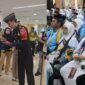 Seorang petugas Imigrasi memberikan pelayanan kepada Jamaah Calon Haji (JCH) terkait dengan Layanan Pre-Clearance Keimigrasian