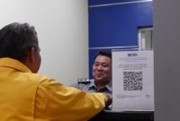 Petugas Imigrasi kelas II TPI Parepare, sedang melayani pemohon