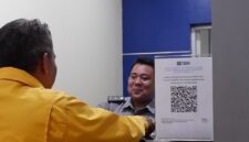 Petugas Imigrasi kelas II TPI Parepare, sedang melayani pemohon