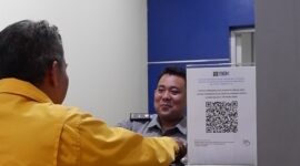 Petugas Imigrasi kelas II TPI Parepare, sedang melayani pemohon