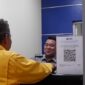 Petugas Imigrasi kelas II TPI Parepare, sedang melayani pemohon