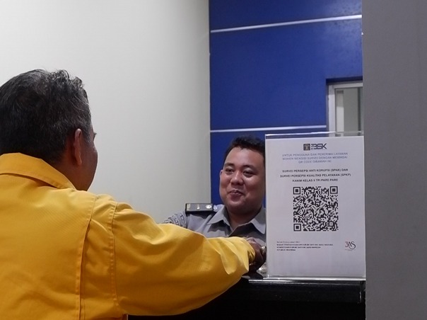 Petugas Imigrasi kelas II TPI Parepare, sedang melayani pemohon