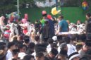 Tim kesehatan call center 119 mengevakuasi seorang jamaah saat mengikuti rangkaian Shalat idul adha di lapangan Andi Makkasau Paredpare