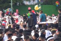 Tim kesehatan call center 119 mengevakuasi seorang jamaah saat mengikuti rangkaian Shalat idul adha di lapangan Andi Makkasau Paredpare