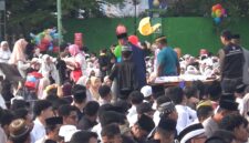 Tim kesehatan call center 119 mengevakuasi seorang jamaah saat mengikuti rangkaian Shalat idul adha di lapangan Andi Makkasau Paredpare