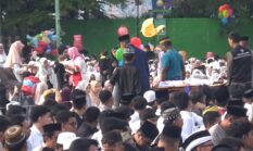 Seorang Jamaah di Evakuasi Tim Kesehatan saat Mengikuti Rangkaian Shalat Idul Adha