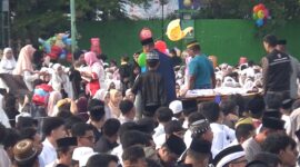 Tim kesehatan call center 119 mengevakuasi seorang jamaah saat mengikuti rangkaian Shalat idul adha di lapangan Andi Makkasau Paredpare