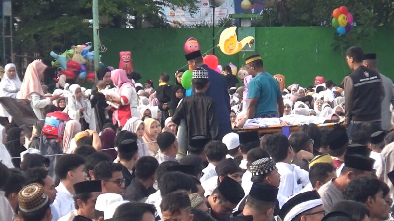 Tim kesehatan call center 119 mengevakuasi seorang jamaah saat mengikuti rangkaian Shalat idul adha di lapangan Andi Makkasau Paredpare