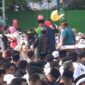 Tim kesehatan call center 119 mengevakuasi seorang jamaah saat mengikuti rangkaian Shalat idul adha di lapangan Andi Makkasau Paredpare
