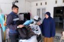 (Kiri) Salah satu petugas Imigrasi kelas II TPI Parepare menyerahkan paspor pemohon hingga ke rumah berkat inovasi PASTUJU 
