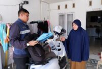 (Kiri) Salah satu petugas Imigrasi kelas II TPI Parepare menyerahkan paspor pemohon hingga ke rumah berkat inovasi PASTUJU 