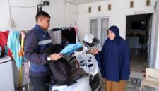 (Kiri) Salah satu petugas Imigrasi kelas II TPI Parepare menyerahkan paspor pemohon hingga ke rumah berkat inovasi PASTUJU 