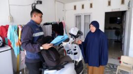 (Kiri) Salah satu petugas Imigrasi kelas II TPI Parepare menyerahkan paspor pemohon hingga ke rumah berkat inovasi PASTUJU 